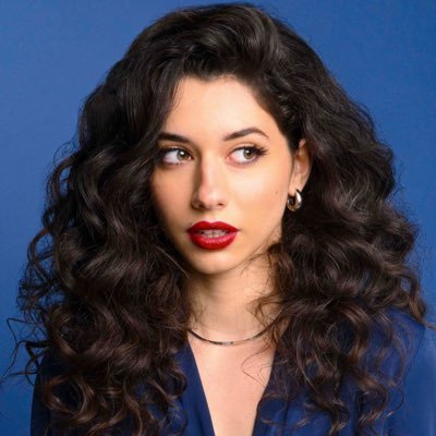Scrivo a caso cose che penso. Parlo quattro lingue, ma vorrei comunicare senza essere fraintesa. Creativa per scelta, Modella per sbaglio.
