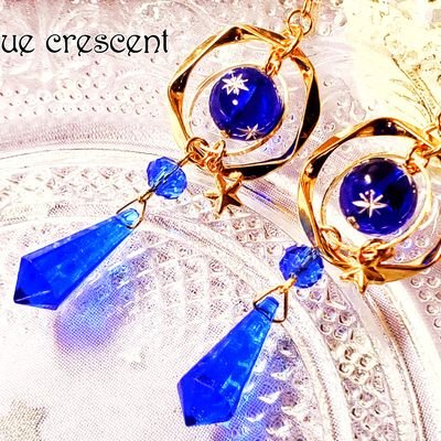 【blue crescent(ブルークレッセント)】の蒼月(そうげつ)です。伴蔵さんと大体合同出店していることが多いです。
ツイートした作品の通販→お気軽にDM下さい