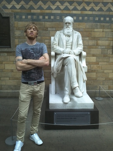 JaktoJak's profile picture. Tonedøv og fargeblind musikkelsker og oppvigler. Twitrer på bokmål for din nytelse.