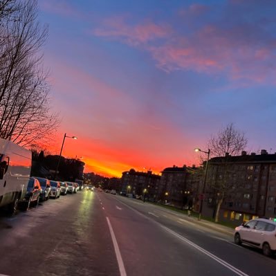 conmigosiempreJ's profile picture. 'Que vivan los idiotas que nos hacen reír'

 Instagram/Snapchat:carlyaleja