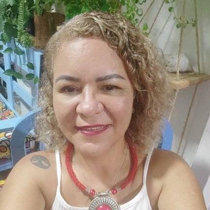 Professora de Artes que luta pela Educação pública e equidade social.