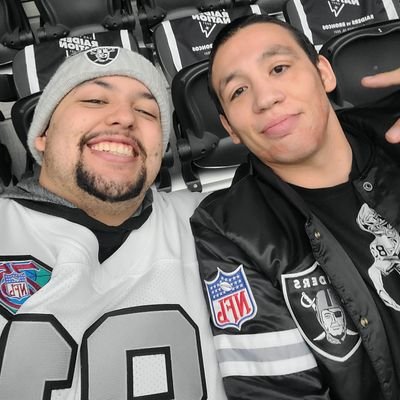 Raider Nation ☠
Football-Boxing-MMA in that order. 

HUSBAND - FATHER