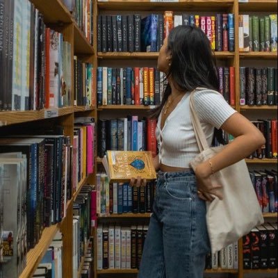 lunaslibrary_'s profile picture. 15 // she/her // cr: archer’s voice