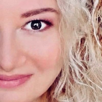 🌙 💬 Sono #sfiorata! Scrittrice compulsiva, cinefila cronica. Quando non scrivo, parlo di film come se fossero reali. Dovrei curarmi, ma non voglio! 🎬🌸