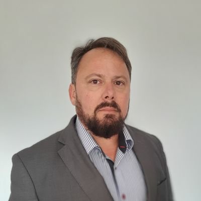advogado no Brasil e em Portugal, empresário, pai, marido, filho, cearense vivendo em Portugal e vagando pelo mundo...