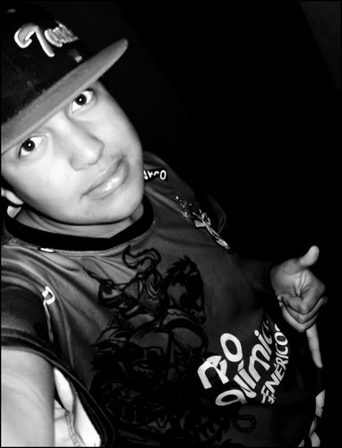 Apague com um sorriso, toda a tristeza que lhe invade a alma. Assim não dará os que te odeiam a alegria de te ver chorando