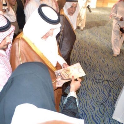دكتوراه في اللغويات التطبيقية..مؤلفة لثلاث كتب فكرية أدبية … ( الفكر مداد العقل، وجادة تؤدي لبداية الحقيقة )