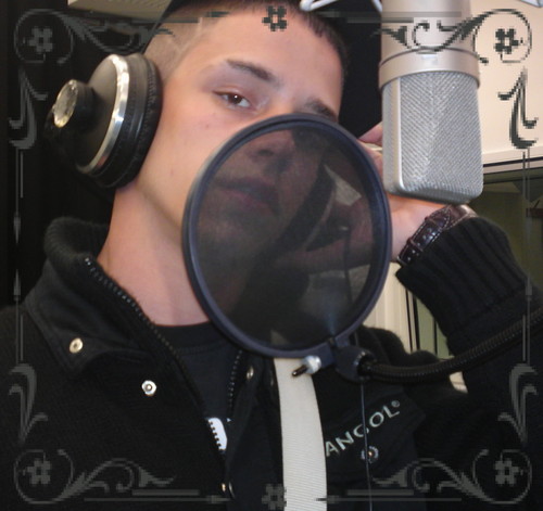 hola at ur boy slumz uk rap artist just recently up cumin wid a first song on youtube slumz talk of the town !
