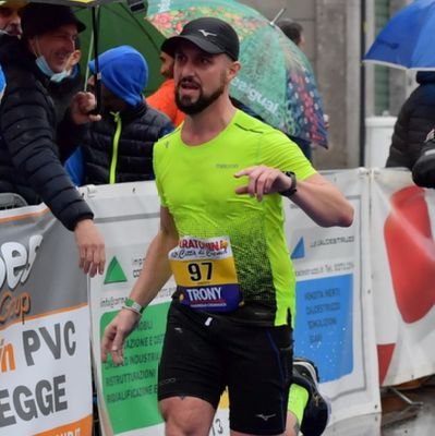 RobertoFreri's profile picture. Se stringo la mano a un milanista mi lavo le mani, se stringo la mano a uno juventino mi conto le dita.