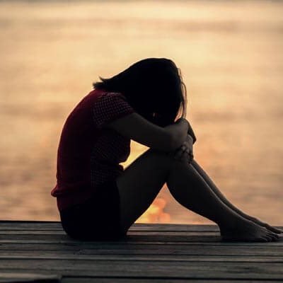 في المدرسة يعَّلِمونك الدَرس ثم يختَبِرونك، أمَا الحياة فتختَبرك ثم تُعَلِمك الدرس.