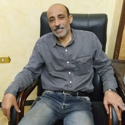 مخرج ومؤلف مسرحي .. ..
لستُ أنا من يدير وجهه كى لا يراك، أنا أضع عينى بعينك، ولا أراك