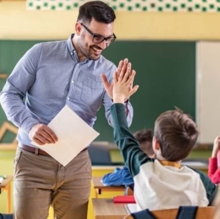 AminNasri16's profile picture. let's learn English