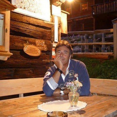 Je suis simple, j'aime mon travail, et j'adore les enfants ainsi que les animaux, je voyage beaucoup pour le boulot, a vous de mieux me découvrir