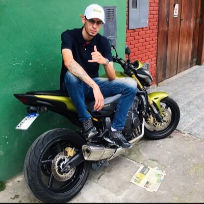 FABINHO DA HORNET - POLICIA DANDO UM GRAU DE MOTO NO MEIO DA RUA