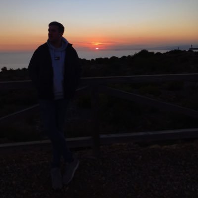 DaniQuesada0's profile picture. Un soñador entre los locos.                       Cinéfilo // Melómano