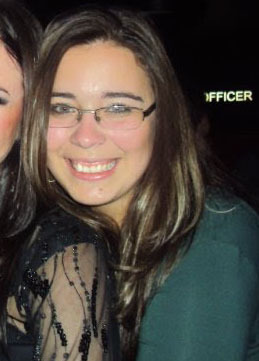 Desorganizada romântica, carente, animada, mal humorada, complicada demais, mas ao mesmo tempo simples não sou feita pra que me entendam, pois nem eu me entendo