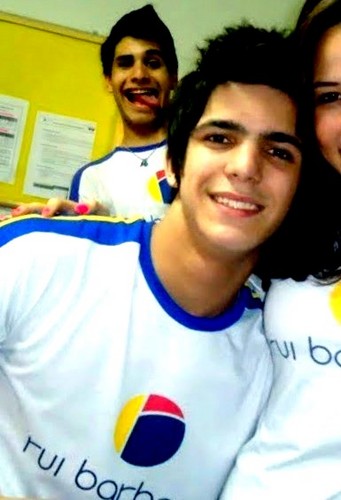 Pode até ser que eu não saiba tudo sobre você, mas o que eu sinto por você, isso ninguém pode mudar.
Criado em : 7 de Agosto 2011