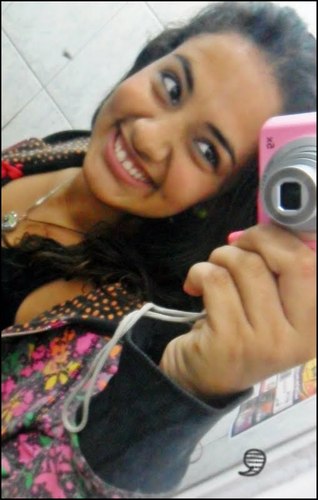 Taurina, 15 anos,solteira, sou de falar bastante, sou bem maluca.