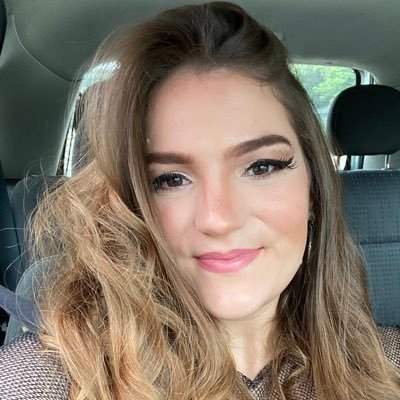 larissaqmariano's profile picture. Jornalista de moda, feminista, problematiza tudo e ele não claro