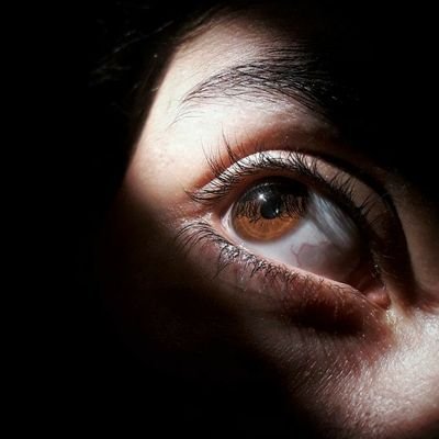 SQU🎓
 مُعلمة تُدرس الفن والحياة
