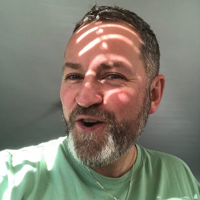 Myslím, tedy jsem. Jinak ženy, víno, zpěv... Ženy fotím, víno ochutnávám červené a zpěv raději poslouchám.