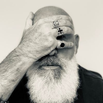 Former axe-grinding midfield ball-winner in Dr Comfort and the Lurid Revelations. Sport, pop culture. Low-end thumpist in The Broken Horses. @thebrokenhorses