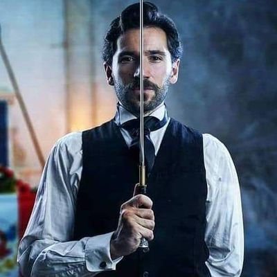Éleveur de lapins et de plantes carnivores.
Auteur Théâtre et Fantasy, metteur en scène, comédien.