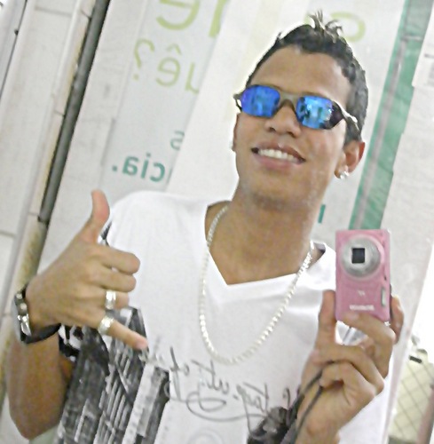 Viver, viver e ser livre ,saber da valor para as coisas mas simples , so o amor constroi pontes indrestrutiveis ... Surf Life