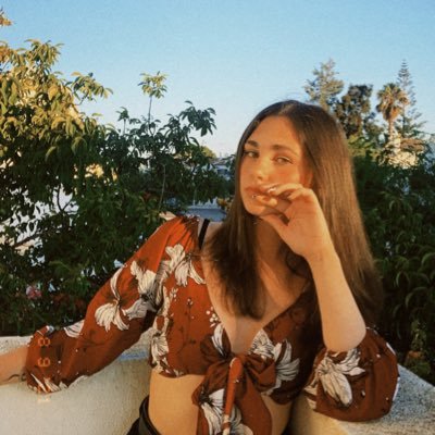 alinaatimbur's profile picture. 