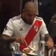 Maidana tragando, engullendo, devorando, embaulando, morfando, consumiendo.