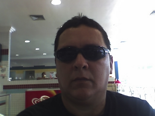 casado,pai de dois filhos roqueiro adoro fazer amizade.
