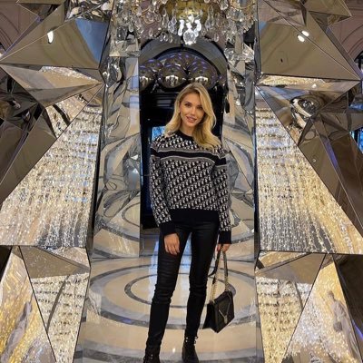 Isabella00813's profile picture. A Mexican girl who immigrated to the US with her father at the age of 19 and lives in LA, loves pets, travel, and cryptocurrency.