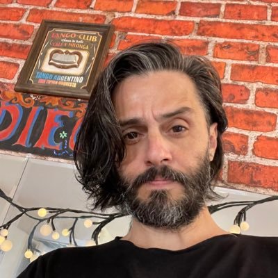 LeylekOzhan's profile picture. 