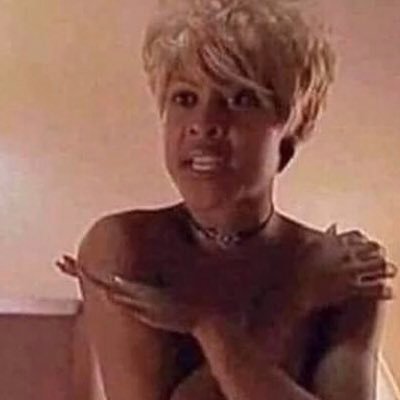I’m at Juniors 🙍🏾♂️bachelor party🎉 & I’m the only girl 🙋🏽♀️here and I really don’t want to dance 💃🏽