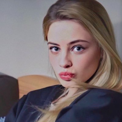 i want a type of love like the ones i read in the books. fan account. she/her (21)