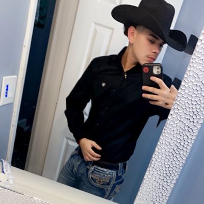 Brandon10308581's profile picture. Add me on ig Brandon_galvan14