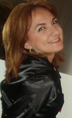 i am an artist i paint, love music, dance sometimes i sing and do everything which comes to hand actually i am a DIY. Love cats, the sun and sea...