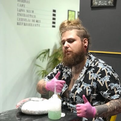 Tatuador há 8 anos em SP.
Ultranerd, esquerdopata, amante música, esportes e histórias
Pai de menina