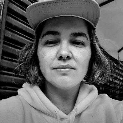 monicadeda's profile picture. Tentando escrever 280 caracteres sem usar É, NÃO e PORQUE (opiniões 100% minhas)