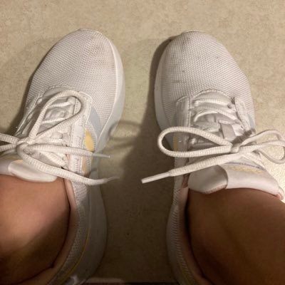 21 year old female // size 8.5 //Feet pics and videos ($5+) // Pubic hair // Used underwear // Bow before my beautiful feet 👣