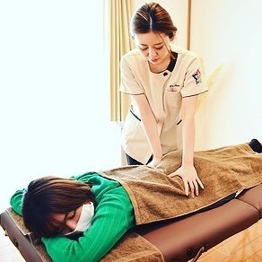 1JLqOb5n61ZX2cw's profile picture. 手を使わない治療家。福岡県内の病院で理学療法士として7年間勤務し、様々な分野での学会発表やリハビリ職員に対する技術研修会の講師を経験。現在は、腰痛患者を中心とした治療及び施設職員向けの身体ケア（メンテナンス・ストレッチ指導）を行っている。重度な腰痛を自宅で治すことが出来る特別なコンテンツを提供していく。