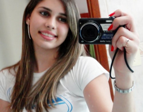Tão sensível. Tão forte. Tão pequena. Tão grande. Tão irônica. Tão carinhosa. Tão bipolar. Tão frágil. Tão ciumenta. Tão eu.