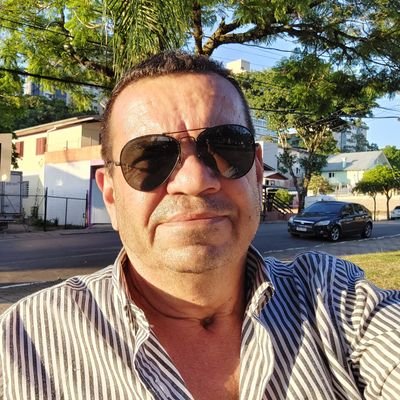 Duas coisas são infinitas: o universo e a estupidez humana. Mas, em relação ao universo, ainda não tenho certeza absoluta.(Albert Einstein)