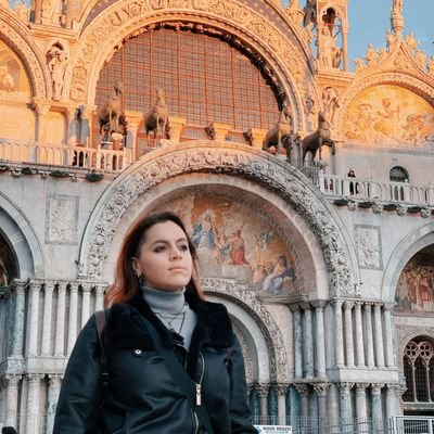 Comunicación audiovisual y marketing 💻
Me gusta escribir, cocinar y leer (casi) todo lo que pillo.
A veces roleo 🎲