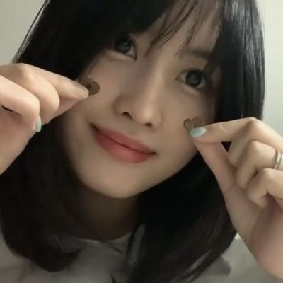 hjinvr's profile picture. “who cares if I'm pretty if I fail my finals?”