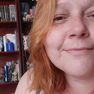 Filosofa, nerd, cozinheira, doula, educadora perinatal, consultora de terapia floral e aromaterapia, fã de mulheres. 
Mãe, esposa, irmã, dinda heroína cotidiana