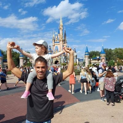 hernanyakuzaok's profile picture. Intentando siempre. Papá presente full time. Músico y compositor. Obse de la limpieza y el orden pero convivo con cierto desorden mental.