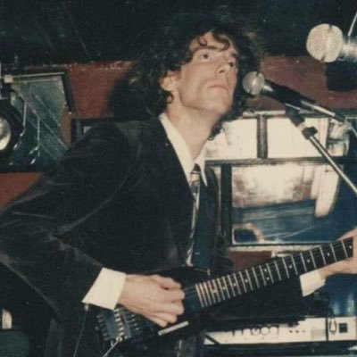 iHIPPIEMUSIC's profile picture. Hincha de Luis Alberto Spinetta y Paul McCartney