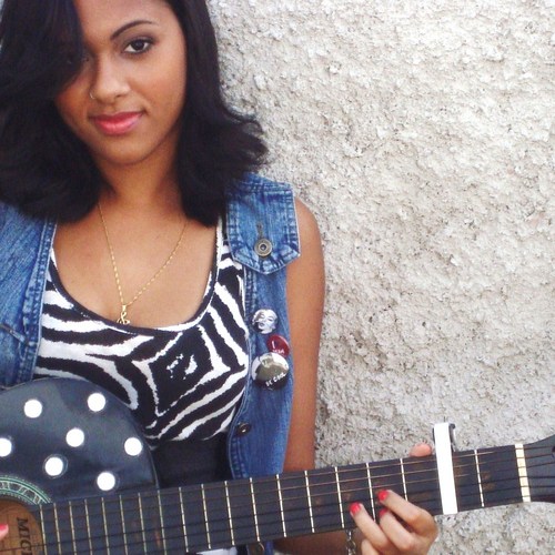 FC Oficial da cantora/compositora @lizzyalecrin