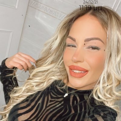 bitch attitude with σηκωμένο φρύδι!Αυτή η φήμη κυκλοφορεί για το ατομό μου!Γιατί δεν ξέρω(κάνω πως δεν ξέρω)